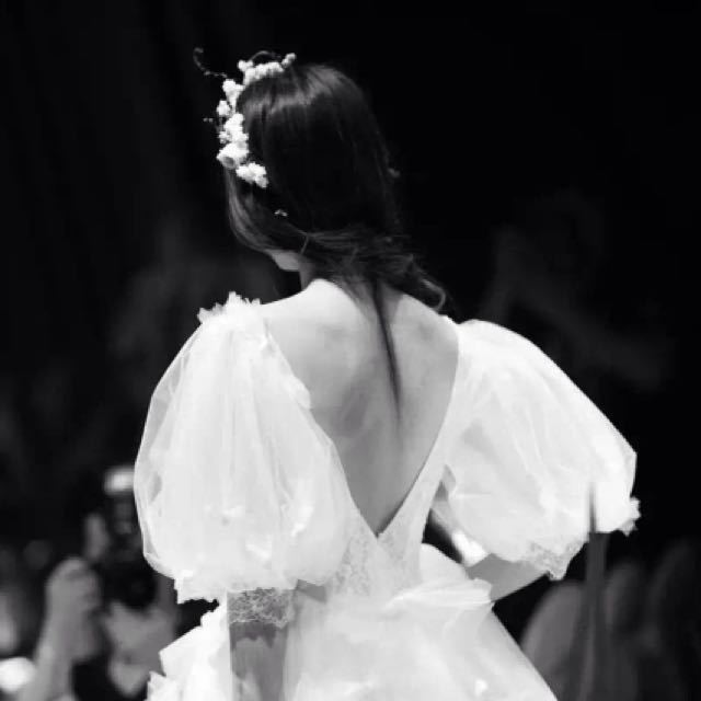 爱次甜食的小妞