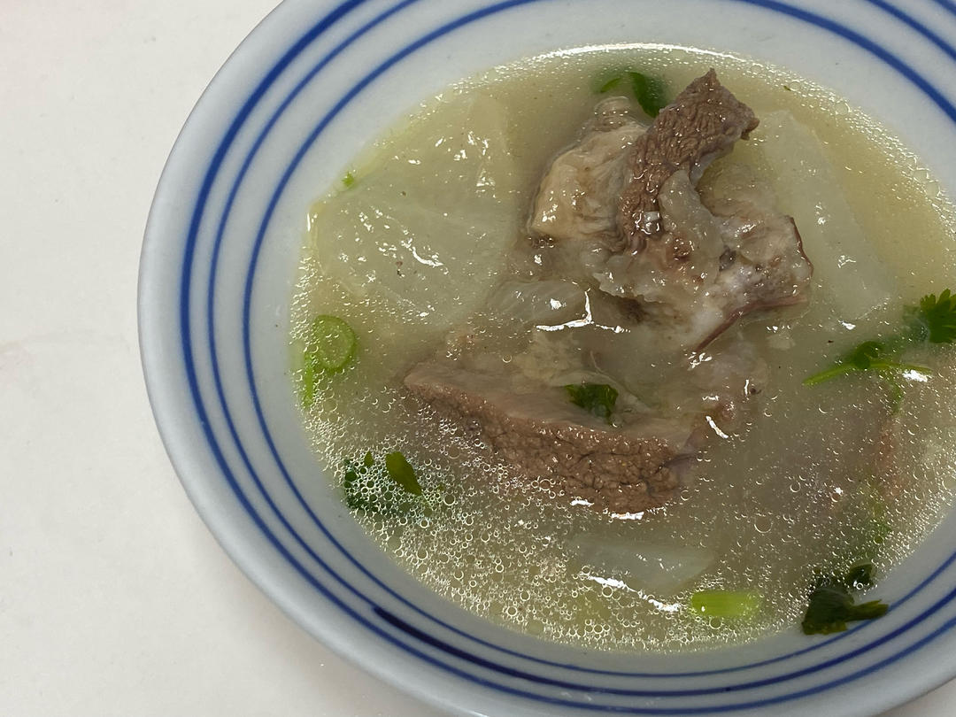 清炖牛骨汤（原汁原味，香气四溢，冬天的早晨喝一碗，好满足😄）