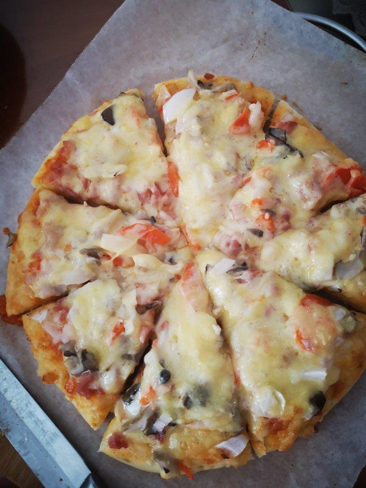 含宣软饼皮做法、自己在家也能做出馅料十足、超拉丝的美味诱人披萨