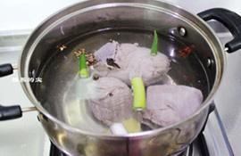 东北酸菜白肉锅的做法 步骤7
