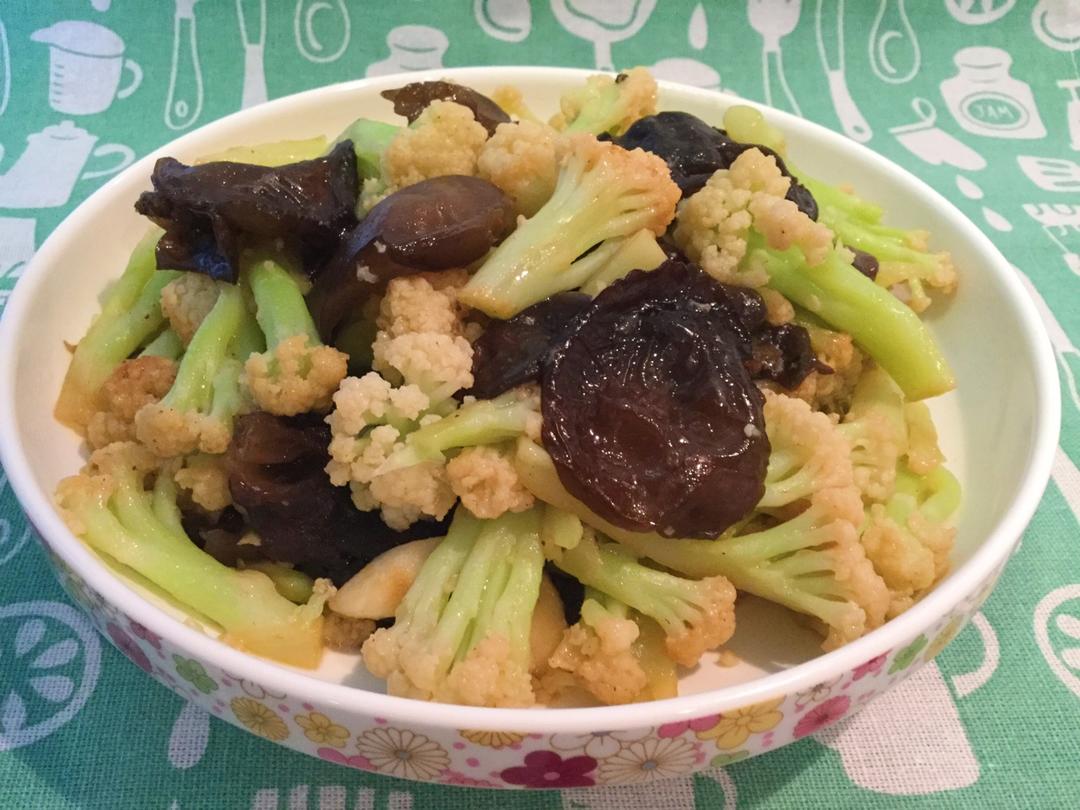 幸福快乐的北方人做的花菜炒木耳