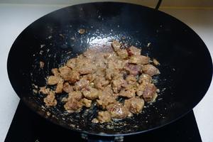 10分钟搞定黑椒牛肉粒的做法 步骤7