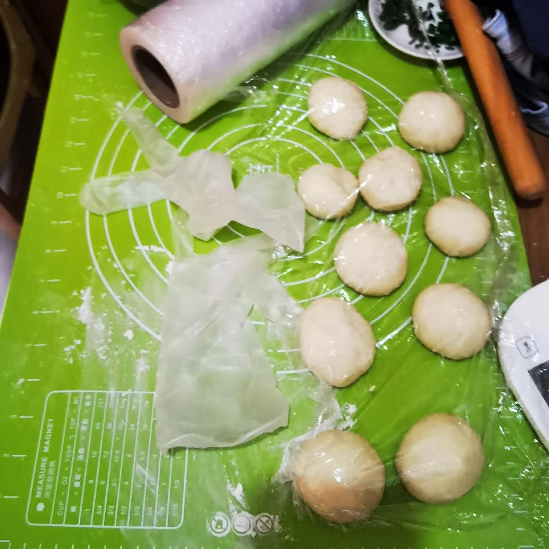 咸蛋黄肉松/香葱肉松软面包（两种口味）