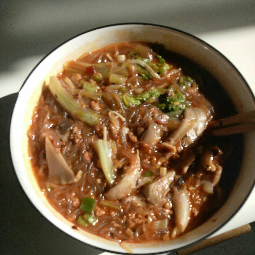 酸辣粉丝汤(酸辣粉丝汤的家常做法视频)