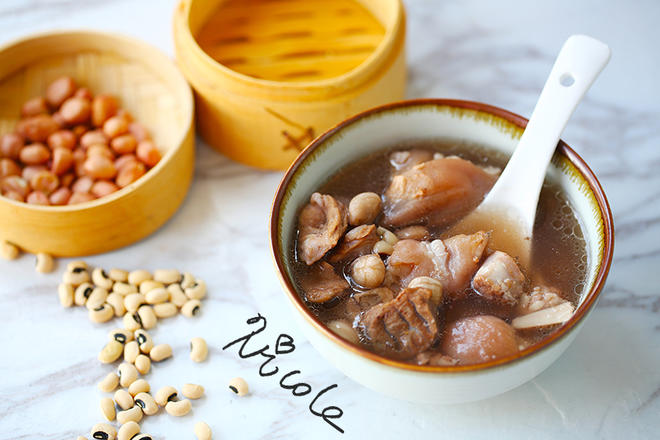 花生眉豆煲猪脚（伊莱特能量土锅）的做法