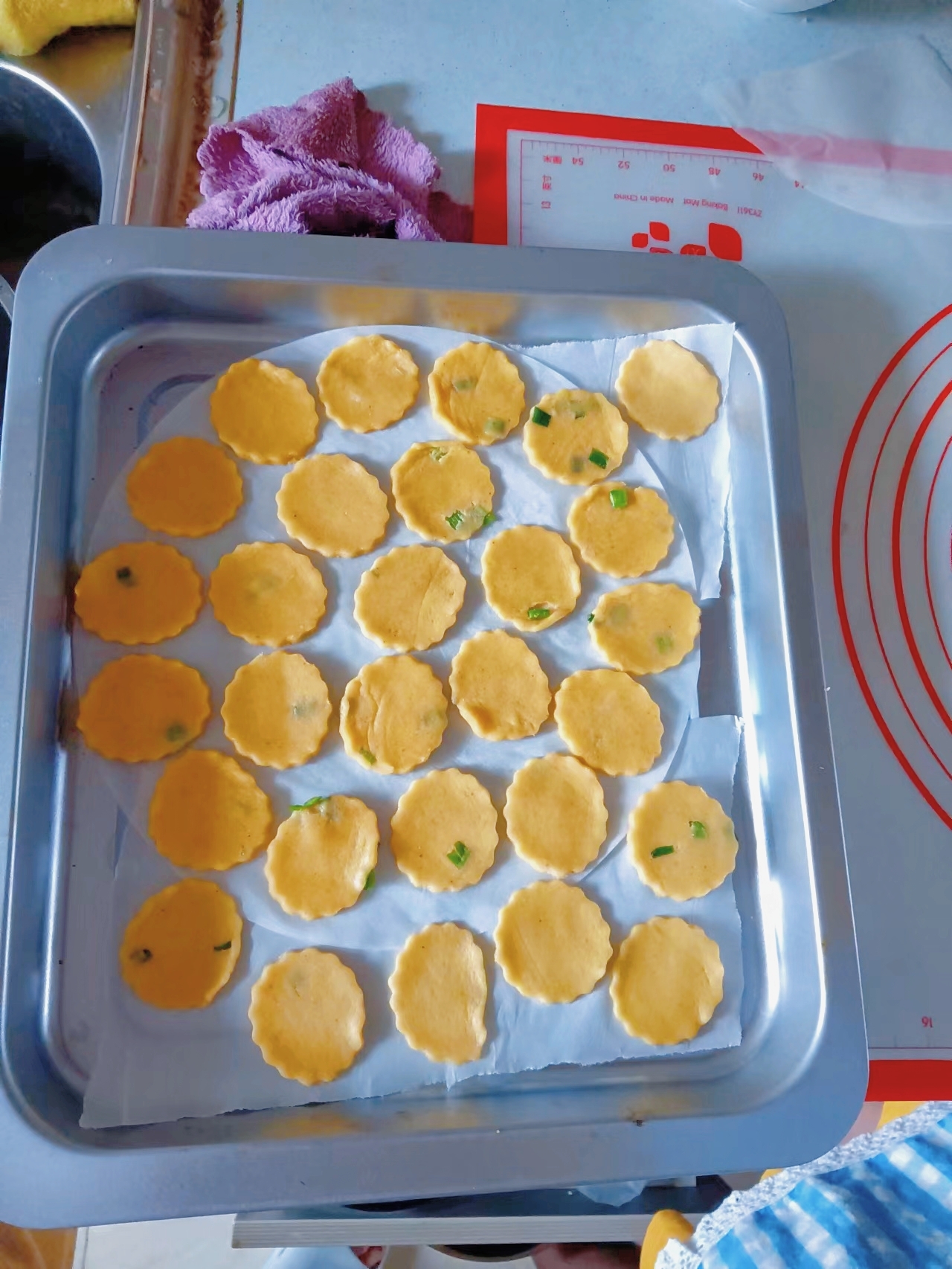 葱香玉米面饼干的做法 步骤2