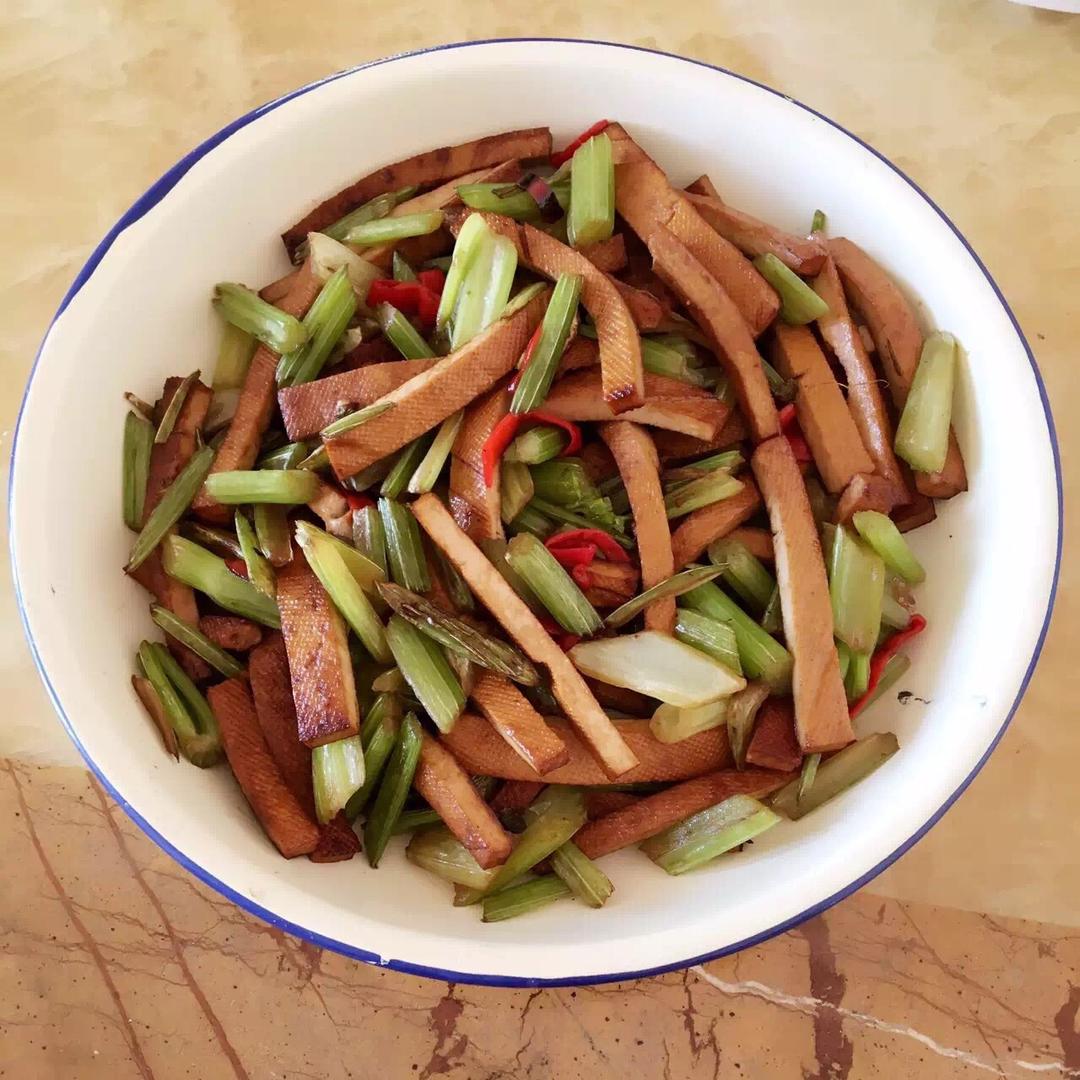 素菜：芹菜炒豆腐干