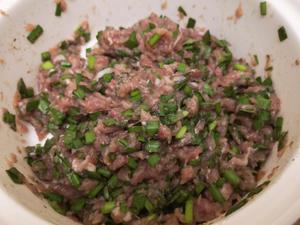 紫薯饺子皮包的两种🥟 ：韭菜黑椒罗勒猪肉馅&牛奶咸鸭蛋黄水白菜猪肉馅的做法 步骤3