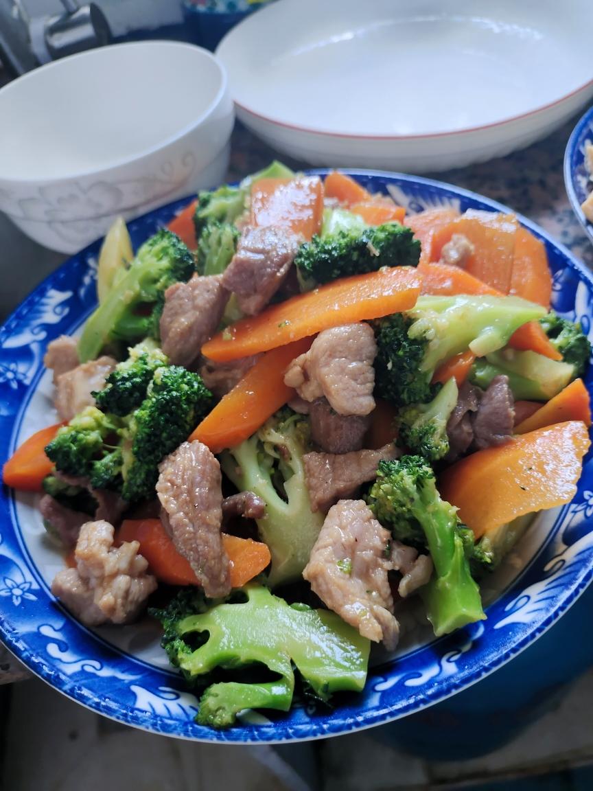 西兰花红萝卜炒肉的做法