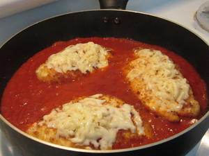 番茄奶酪鸡排 Chicken Parmesan的做法 步骤3