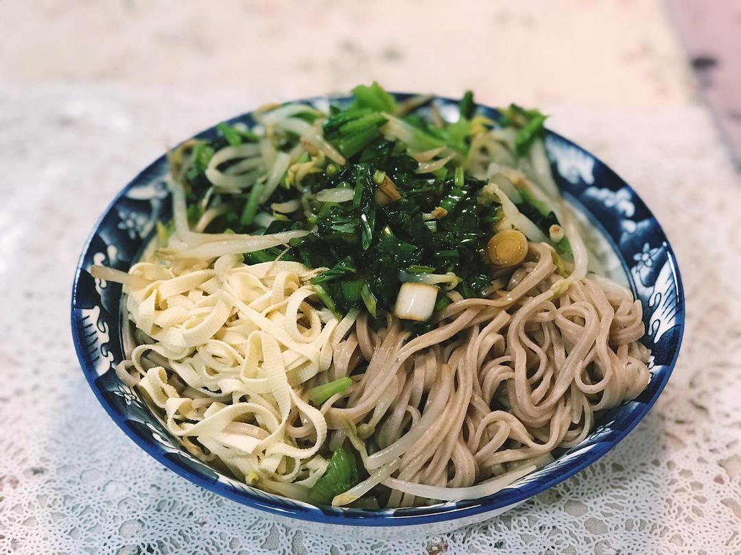 菠菜碎荞麦凉拌面的做法