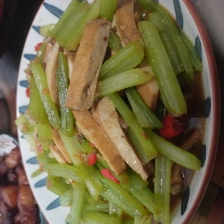 芹菜炒香干