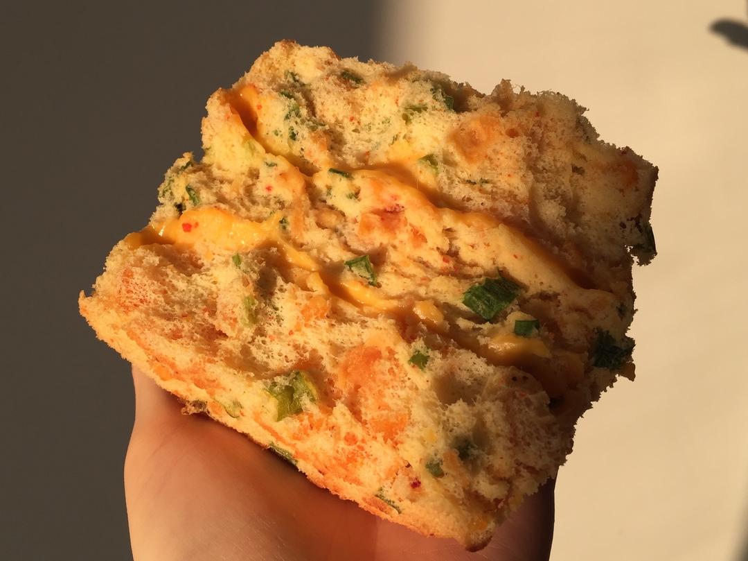 香辣咸蛋黄肉松爆浆芝士戚风蛋糕（四寸）的做法