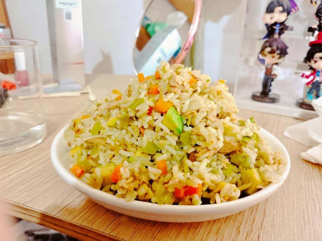 金枪鱼牛油果炒饭
