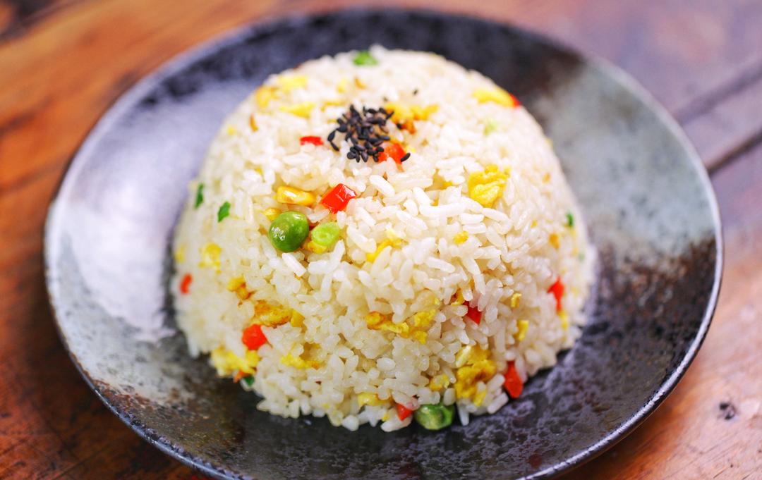 经典早餐彩色蛋炒饭