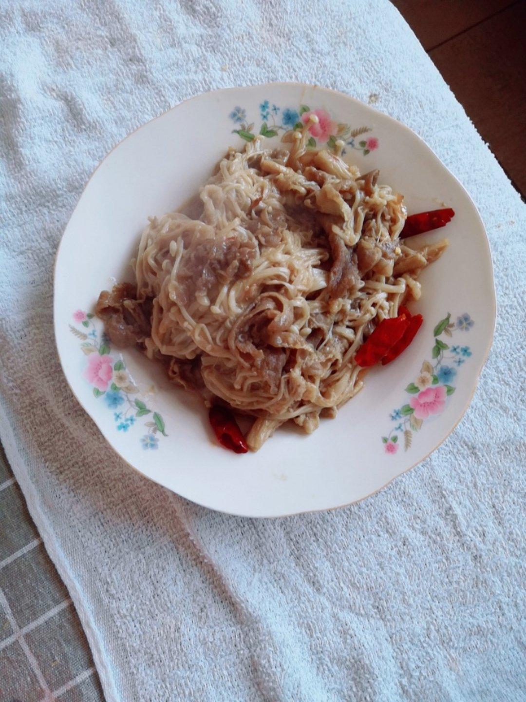 爆炒金针菇羊肉卷