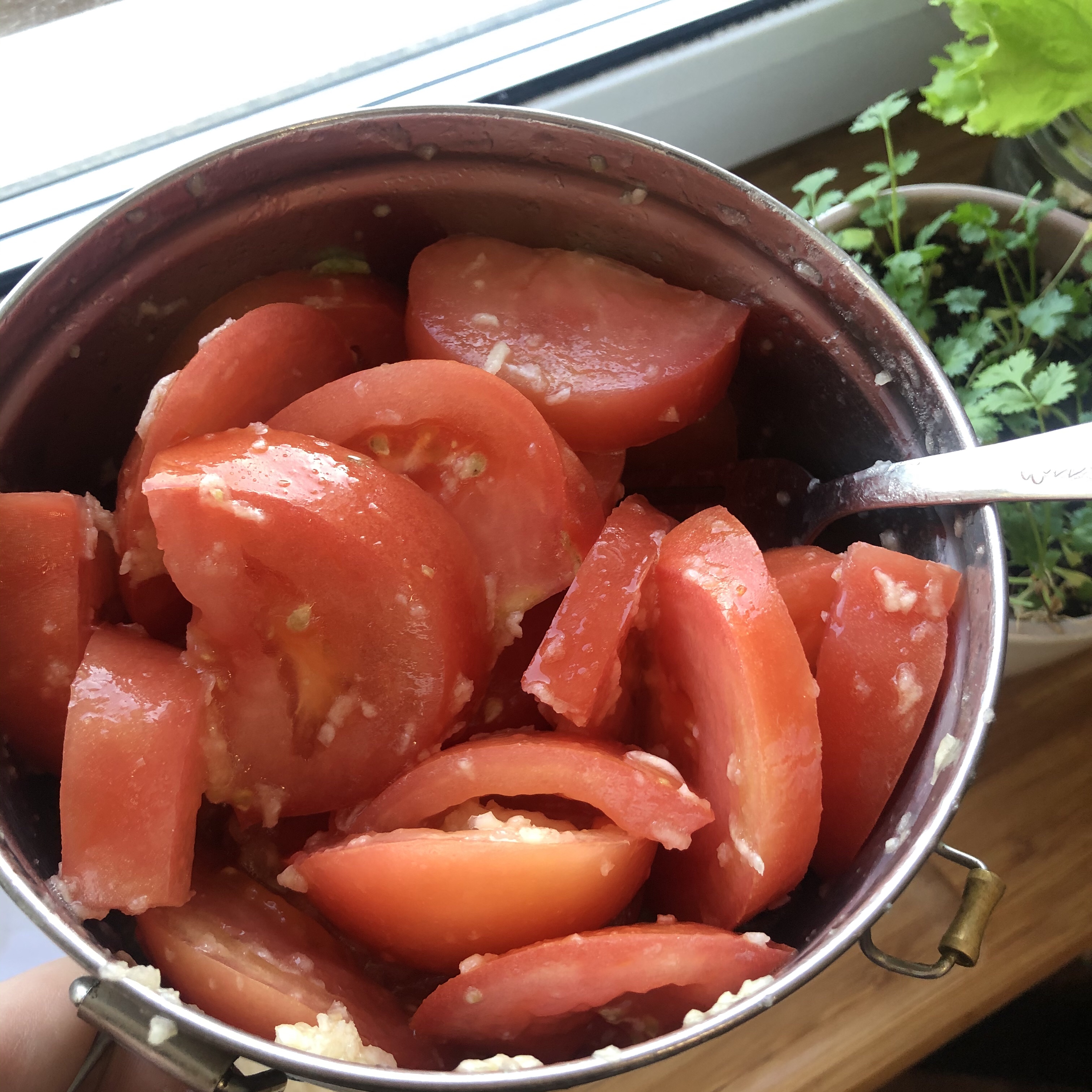 俄罗斯家常超好吃的凉拌蒜泥西红柿的做法