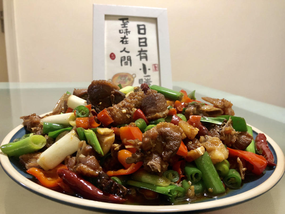 厨师长教你：用土灶烧“乡村啤酒鸭”，味道安逸得不摆了