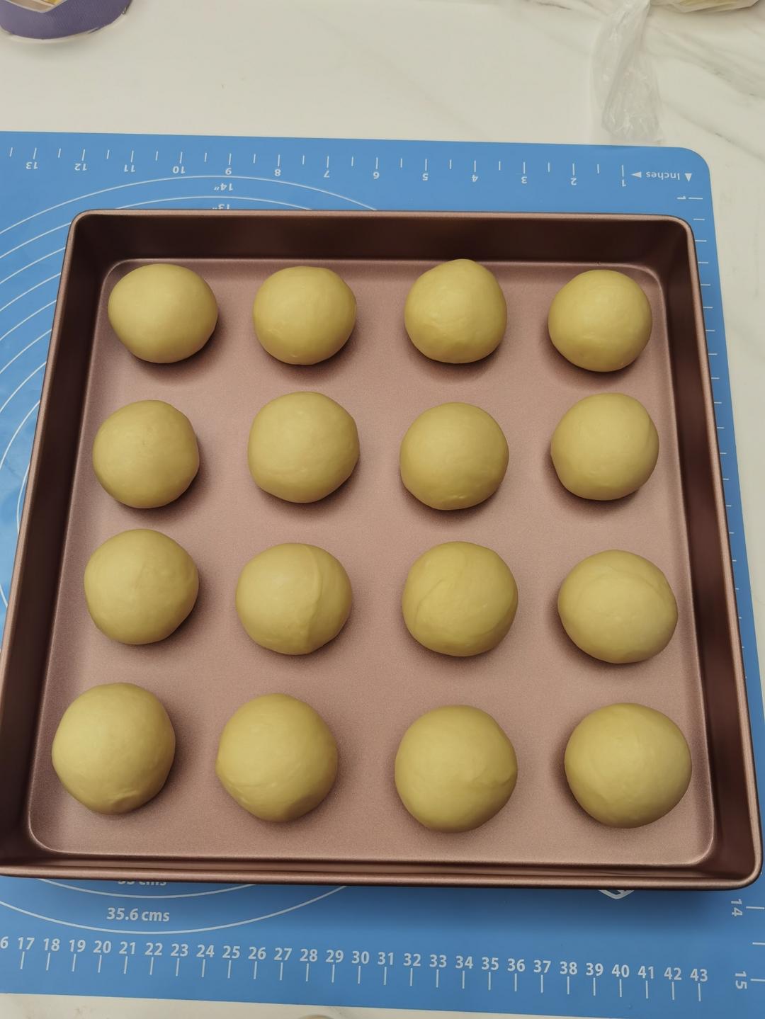 椰蓉小餐包。柔软拉丝，椰香浓郁