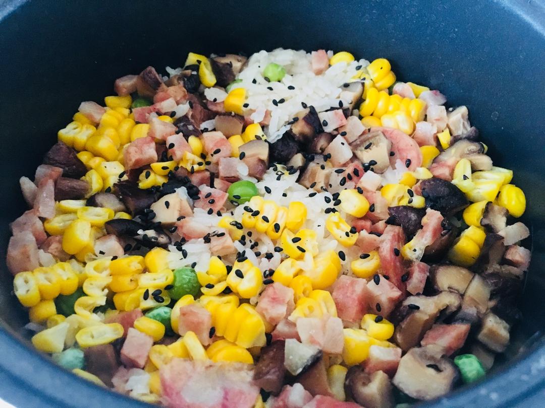 超快手的电饭锅腊肠焖饭