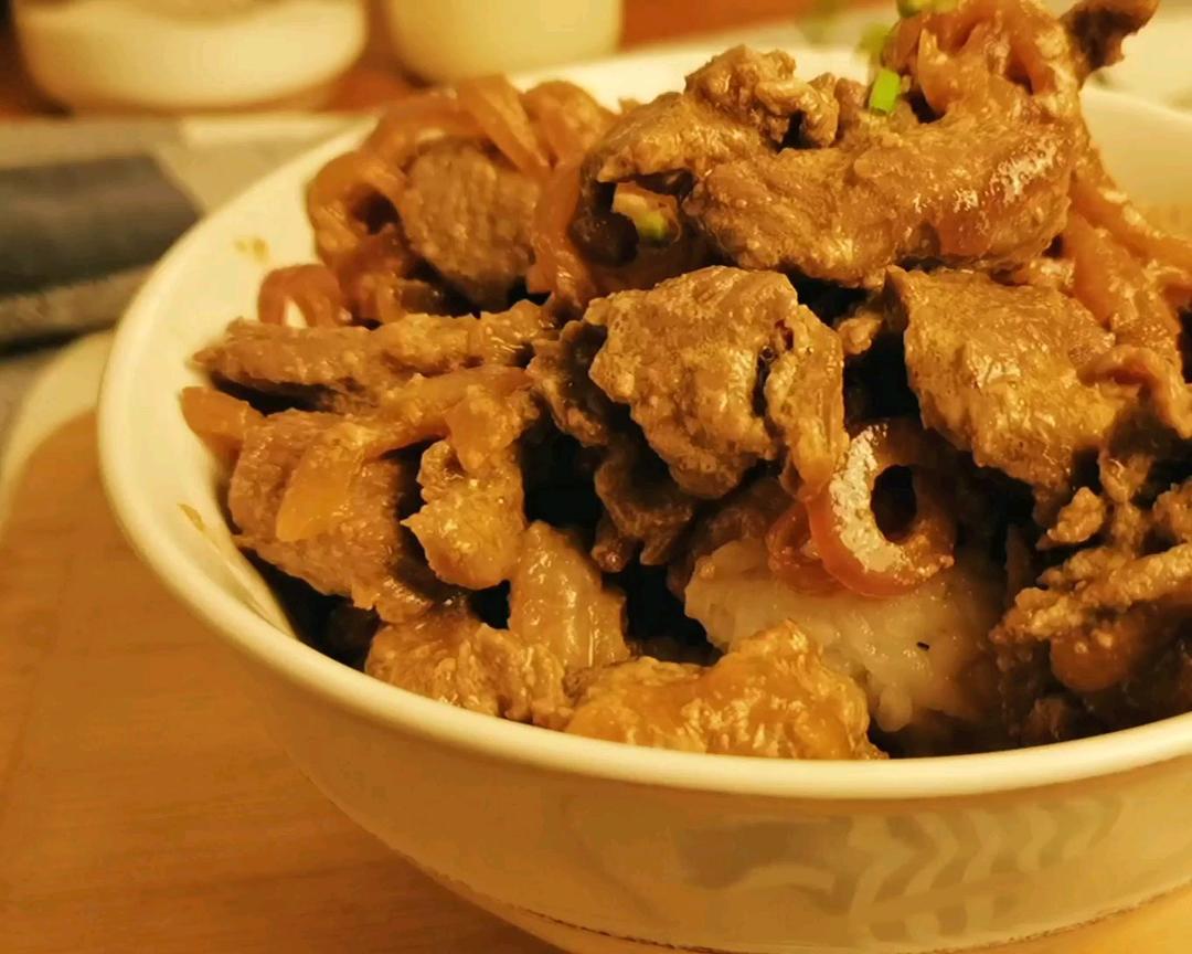 【大片牛肉盖饭】滑嫩的牛肉，浓香的浇汁，一碗还不够吃的做法