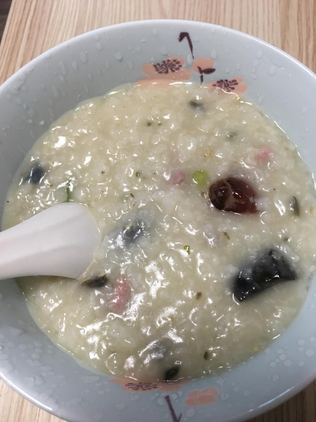 皮蛋瘦肉粥的做法