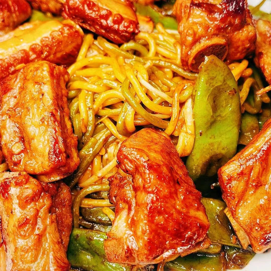 曼食慢语丨排骨豆角焖面