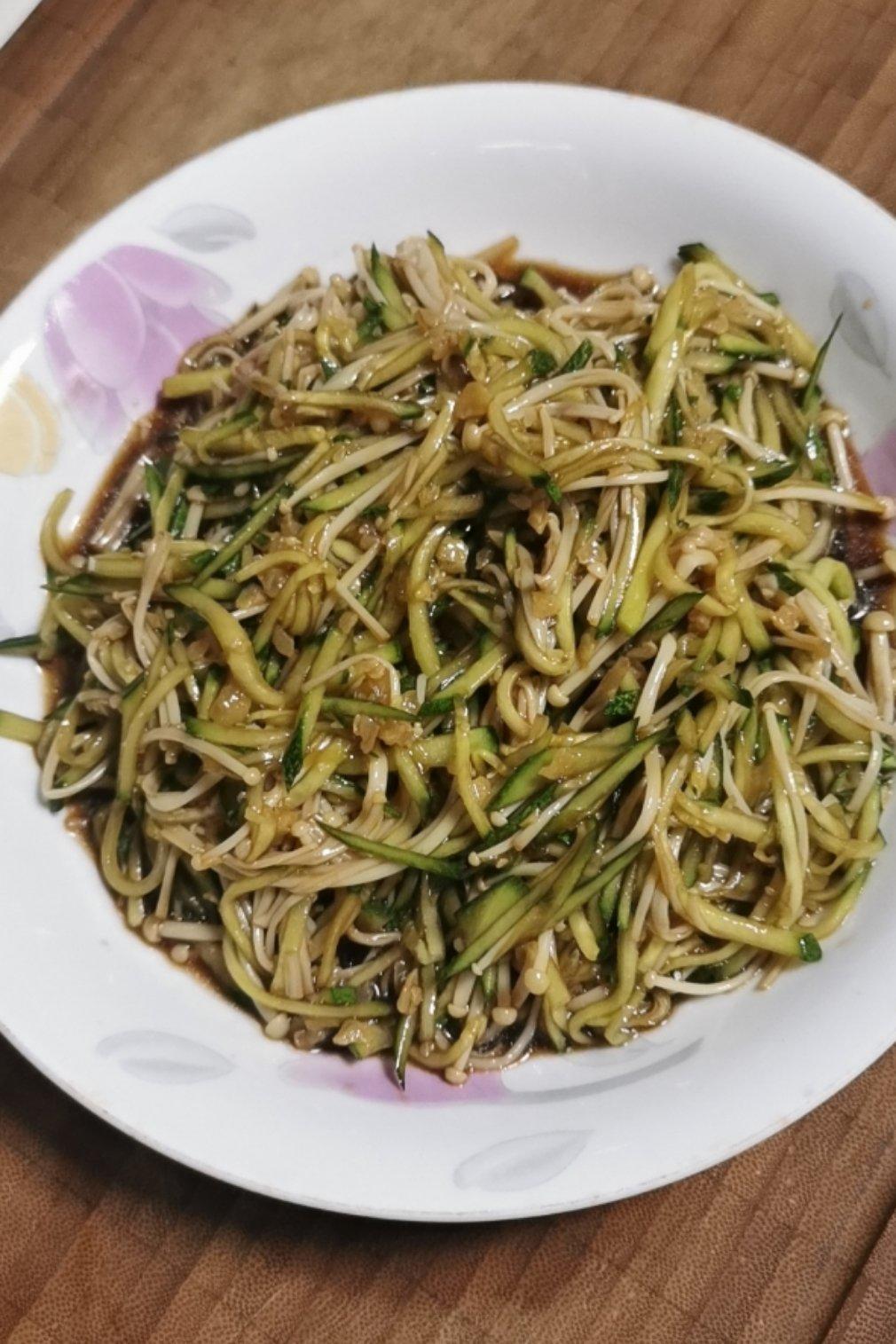 好吃的金针菇拌黄瓜