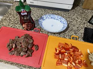 快手黑椒牛肉粒的做法 步骤2