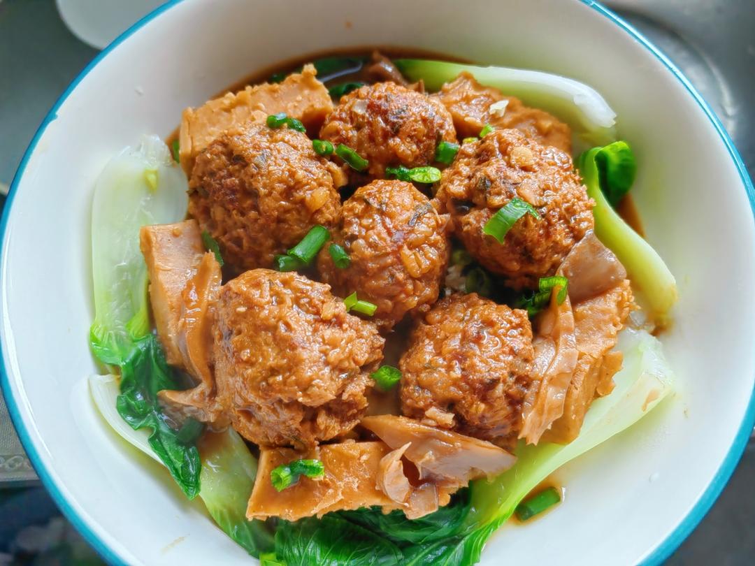 简单的红烧狮子头～拌饭太香了