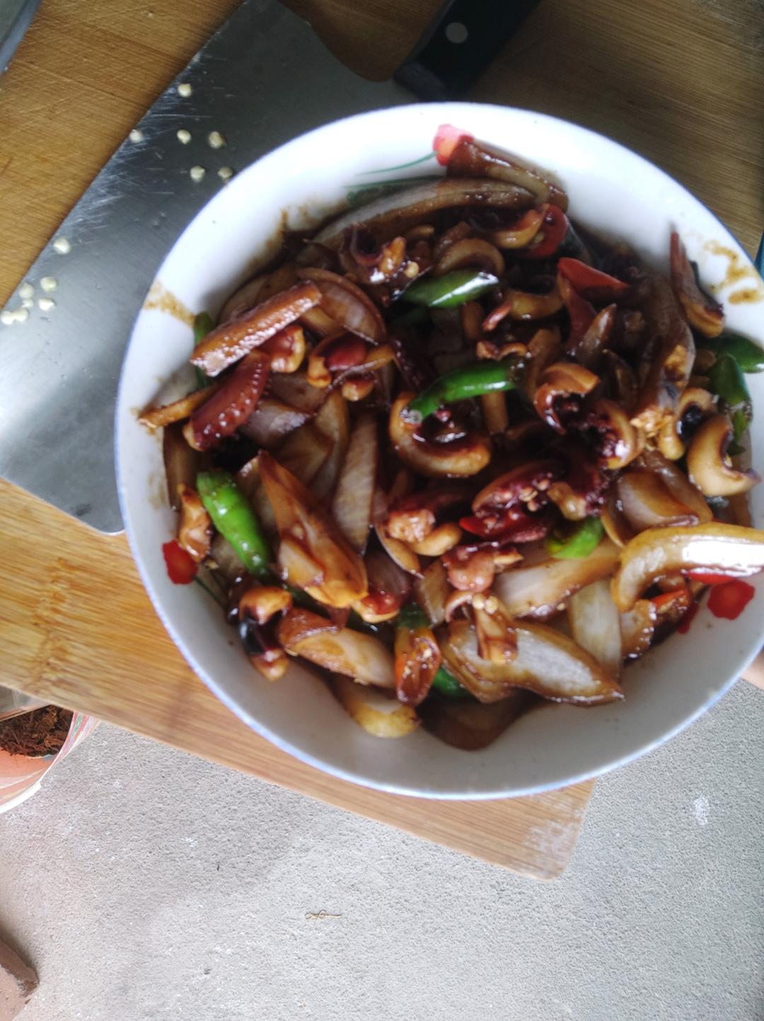 爆炒鱿鱼须，加上这一步，可以与铁板鱿鱼媲美