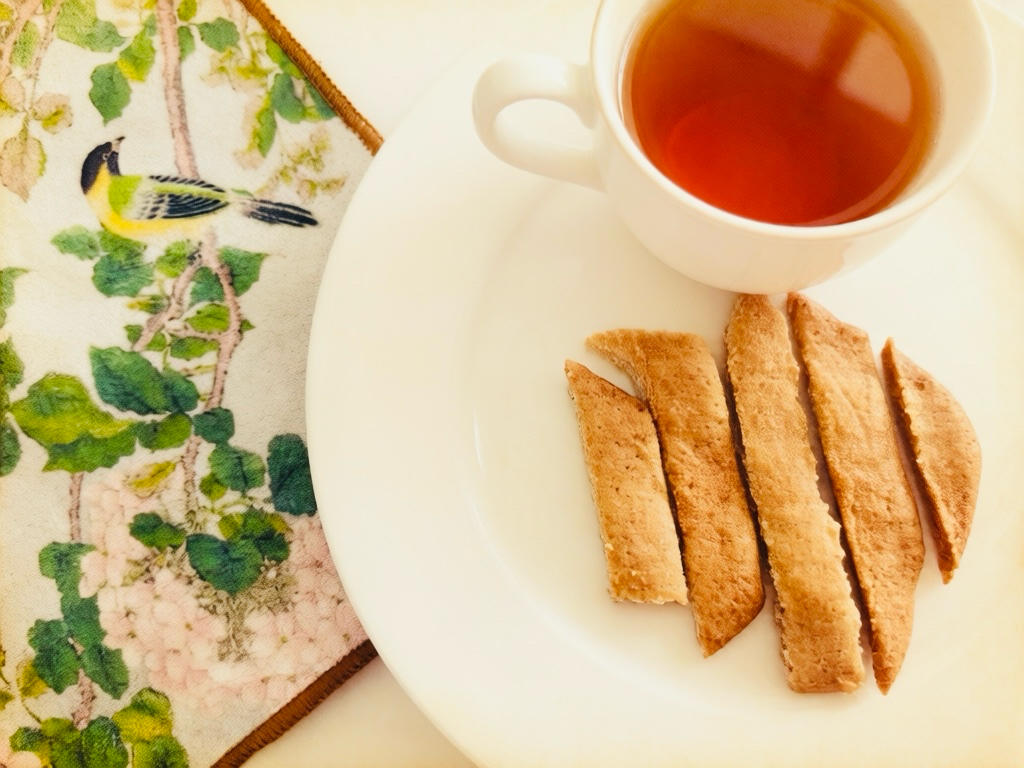 无油杏仁酥条 | 一个蛋清，一把杏仁粉，一杯茶的脆香

（下午茶点心·无油·无面粉·微甜）
