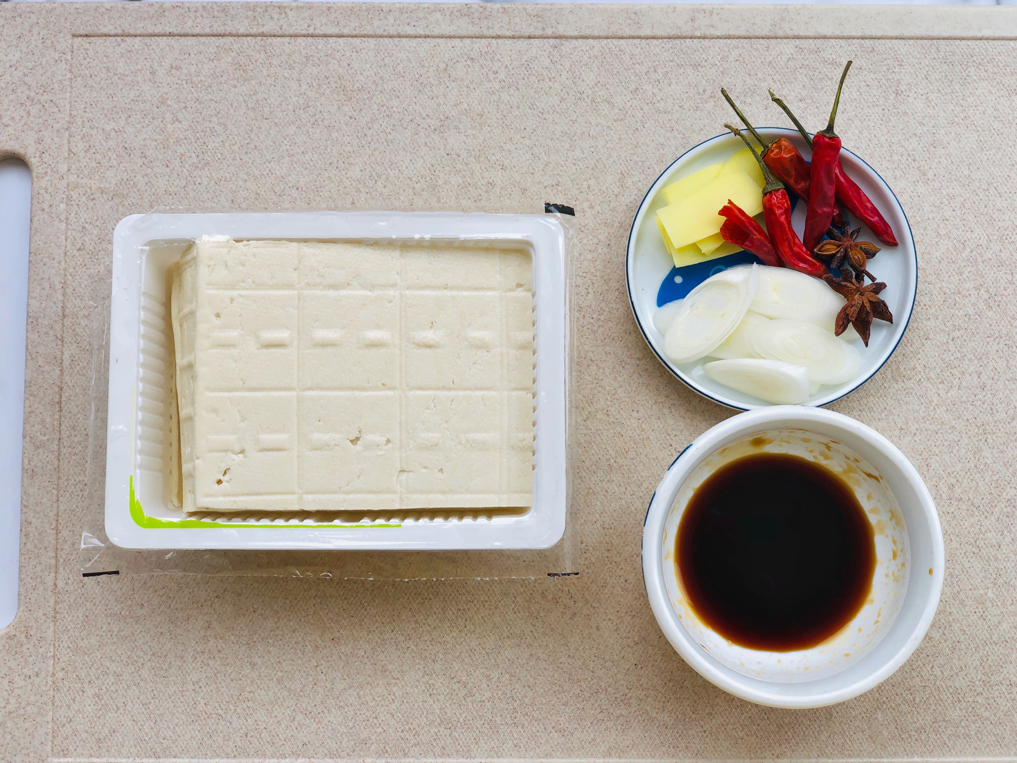 红烧三角豆腐的做法 步骤1