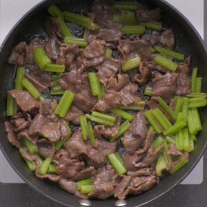芹菜炒牛肉的做法 步骤3