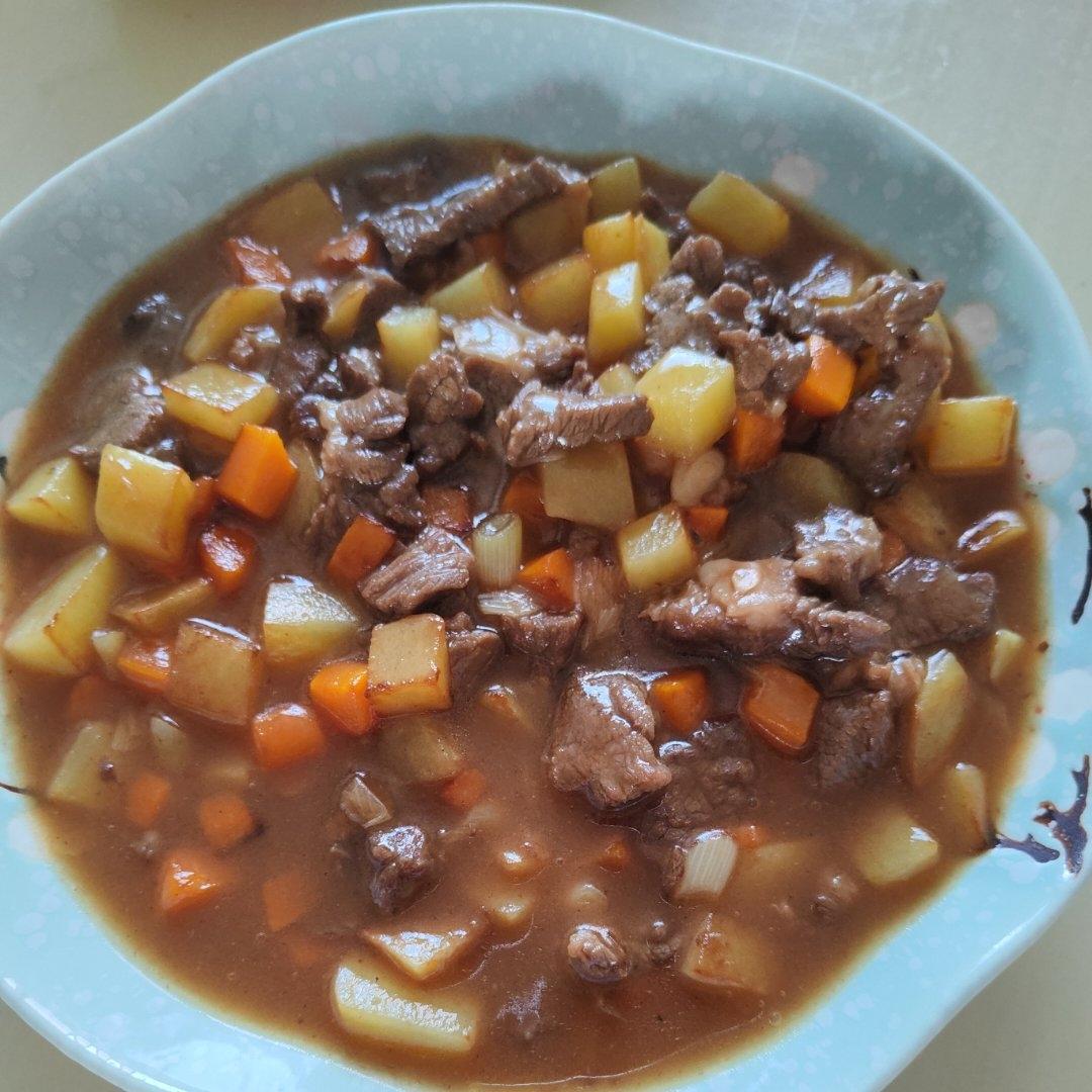 土豆燉牛肉之饭扫光，这样做也太香了吧，还没出锅已是浓香四溢了