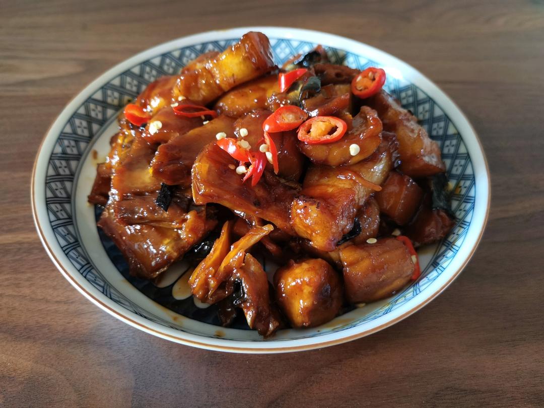 五花肉炖河豚鱼干