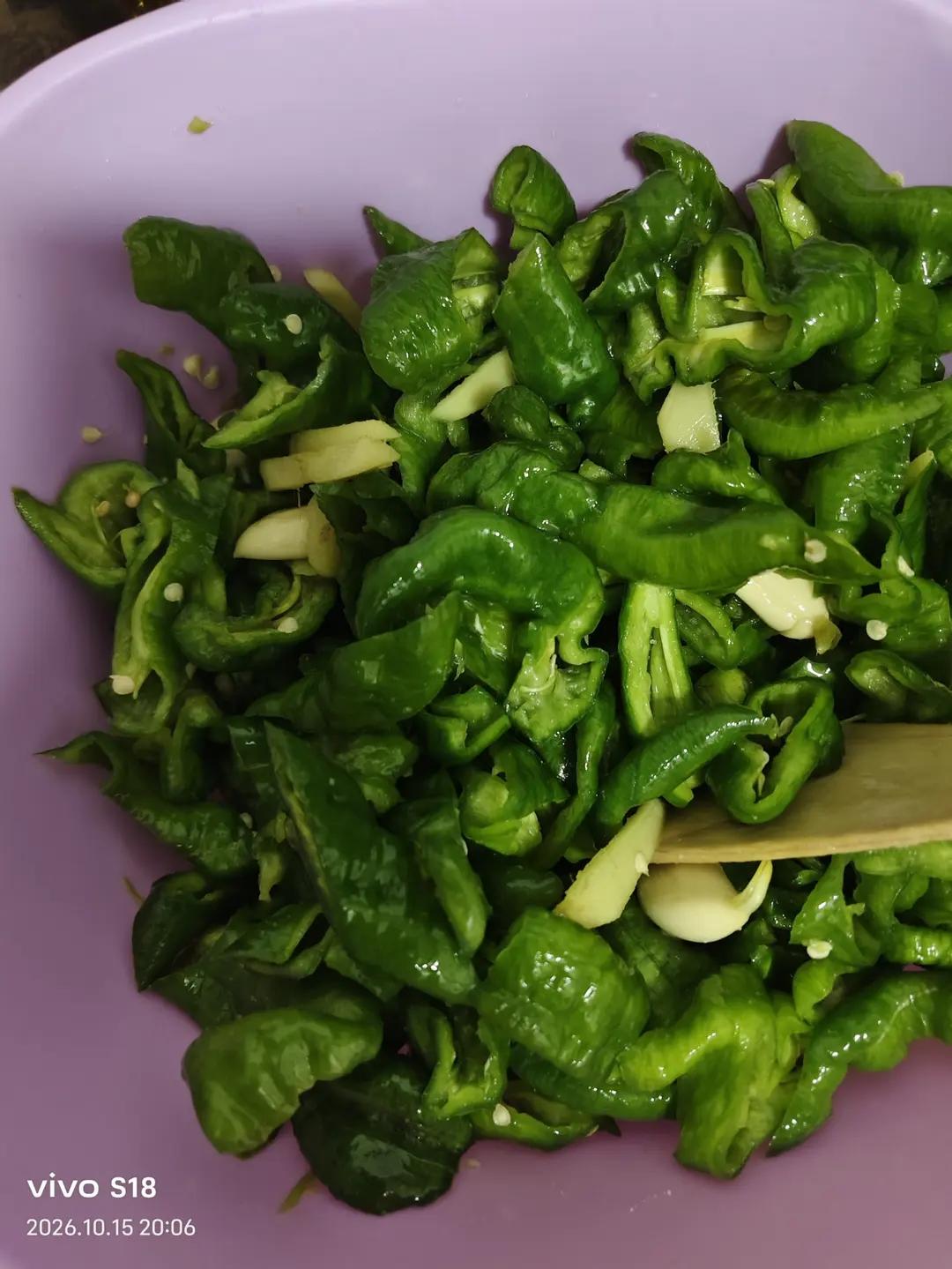 能让你多吃一碗饭的开胃小咸菜～腌辣椒（尖椒）圈
