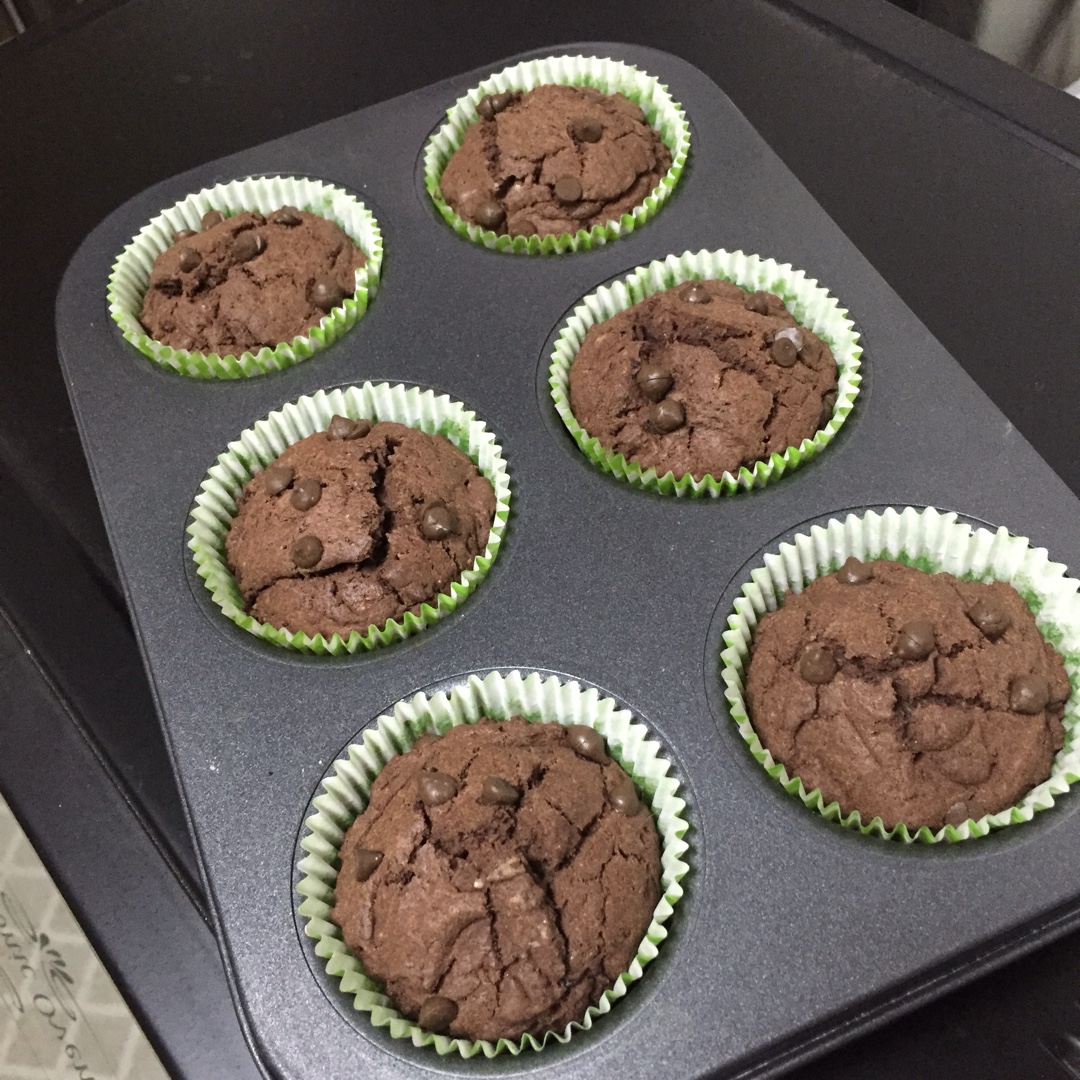 超润巧克力纸杯蛋糕（非常适合裱花、盖糖皮的cupcake方子）