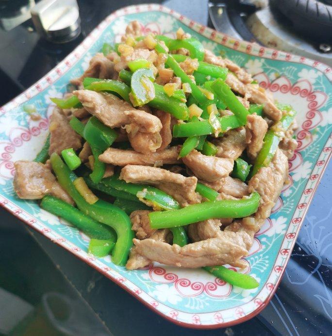经典的家常菜，青椒炒肉丝，简单的食材也能做出如此美味