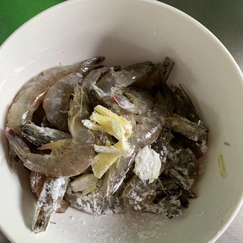 洋葱椒盐虾  夏季开胃虾 香喷喷的椒盐虾的做法 步骤2