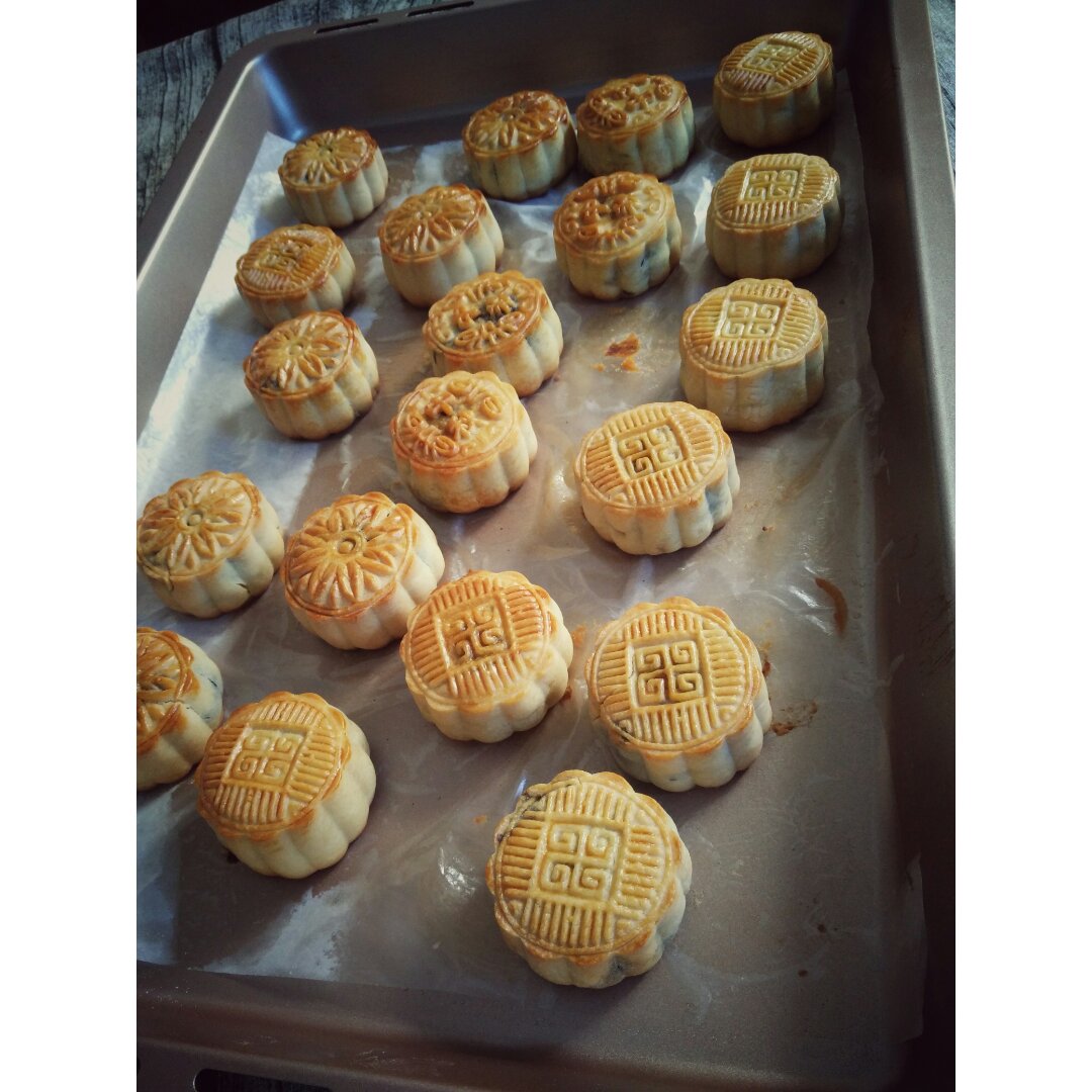 广式月饼—蛋黄芝麻月饼