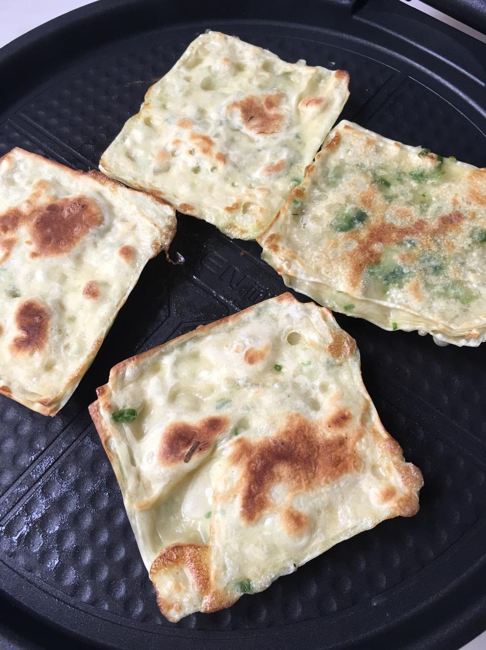 三木目11做的馄饨皮葱油饼