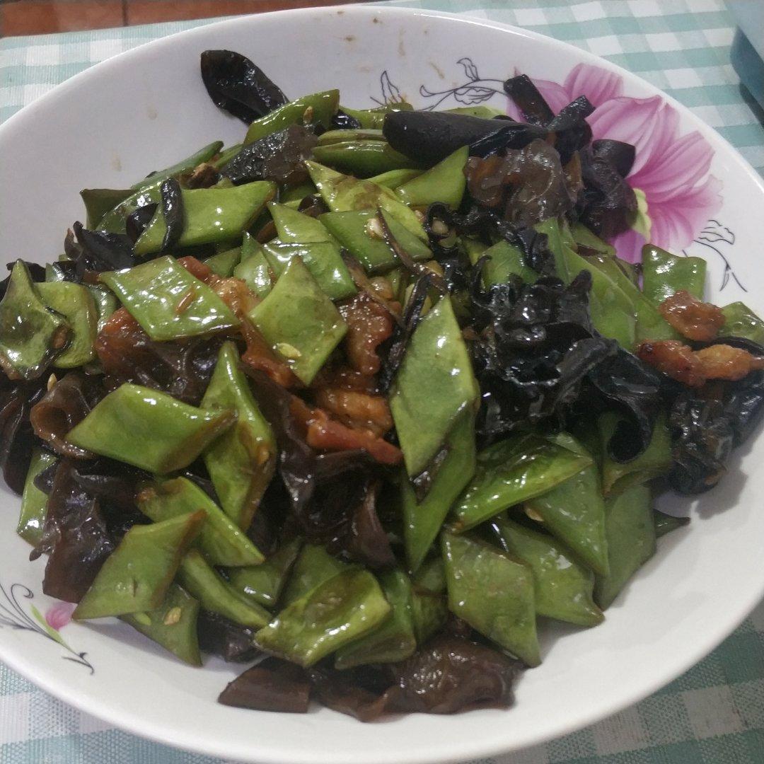 五花肉炒刀豆木耳