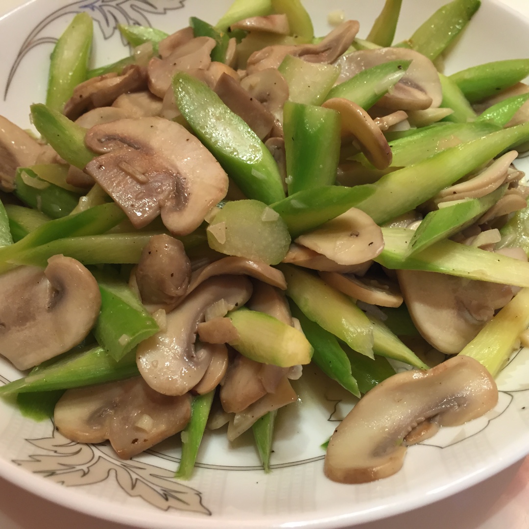 芦笋炒蘑菇