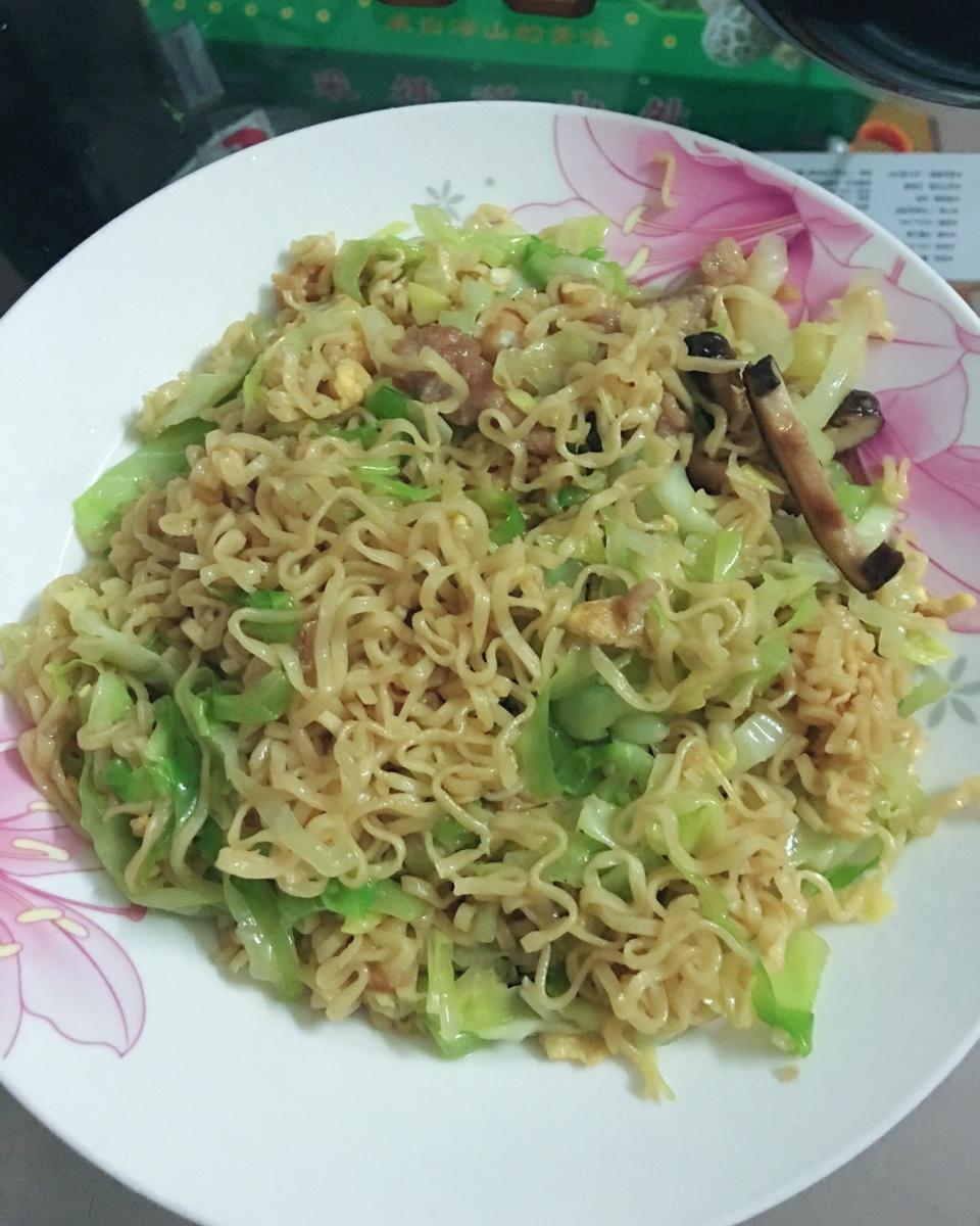 快手的儿童清淡包菜炒方便面