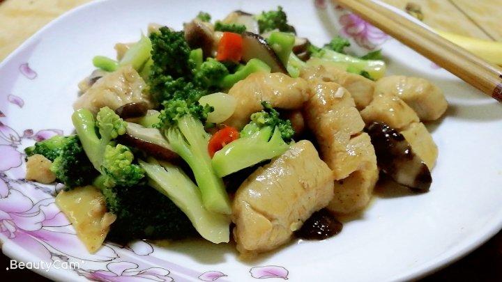 鸡胸肉炒西兰花