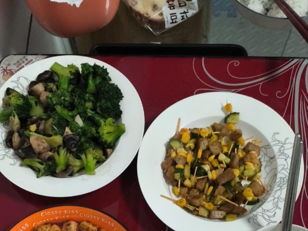 减脂餐～鲜美爽口的西蓝花炒口蘑