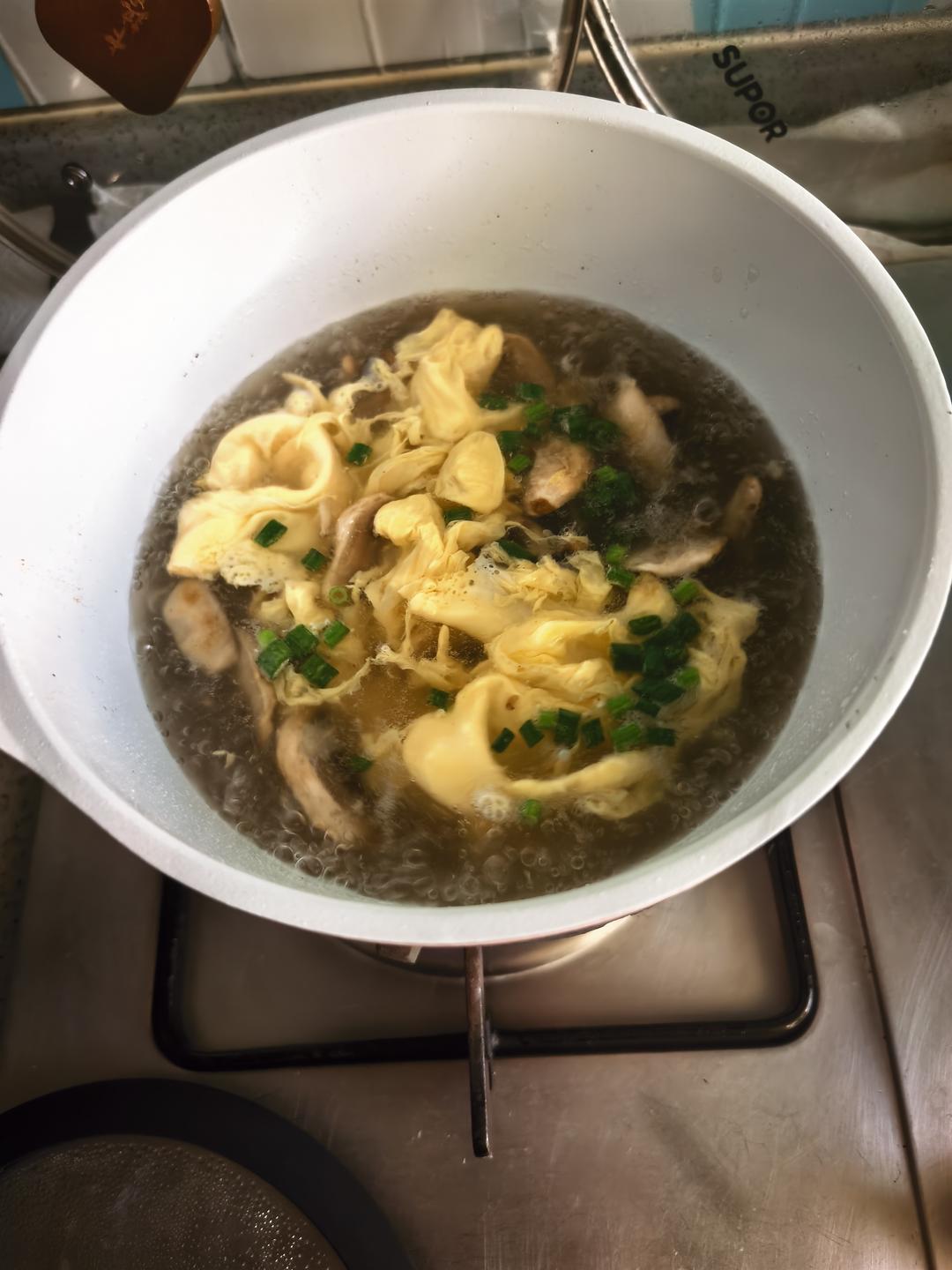 蘑菇（口蘑）丸子鸡蛋汤