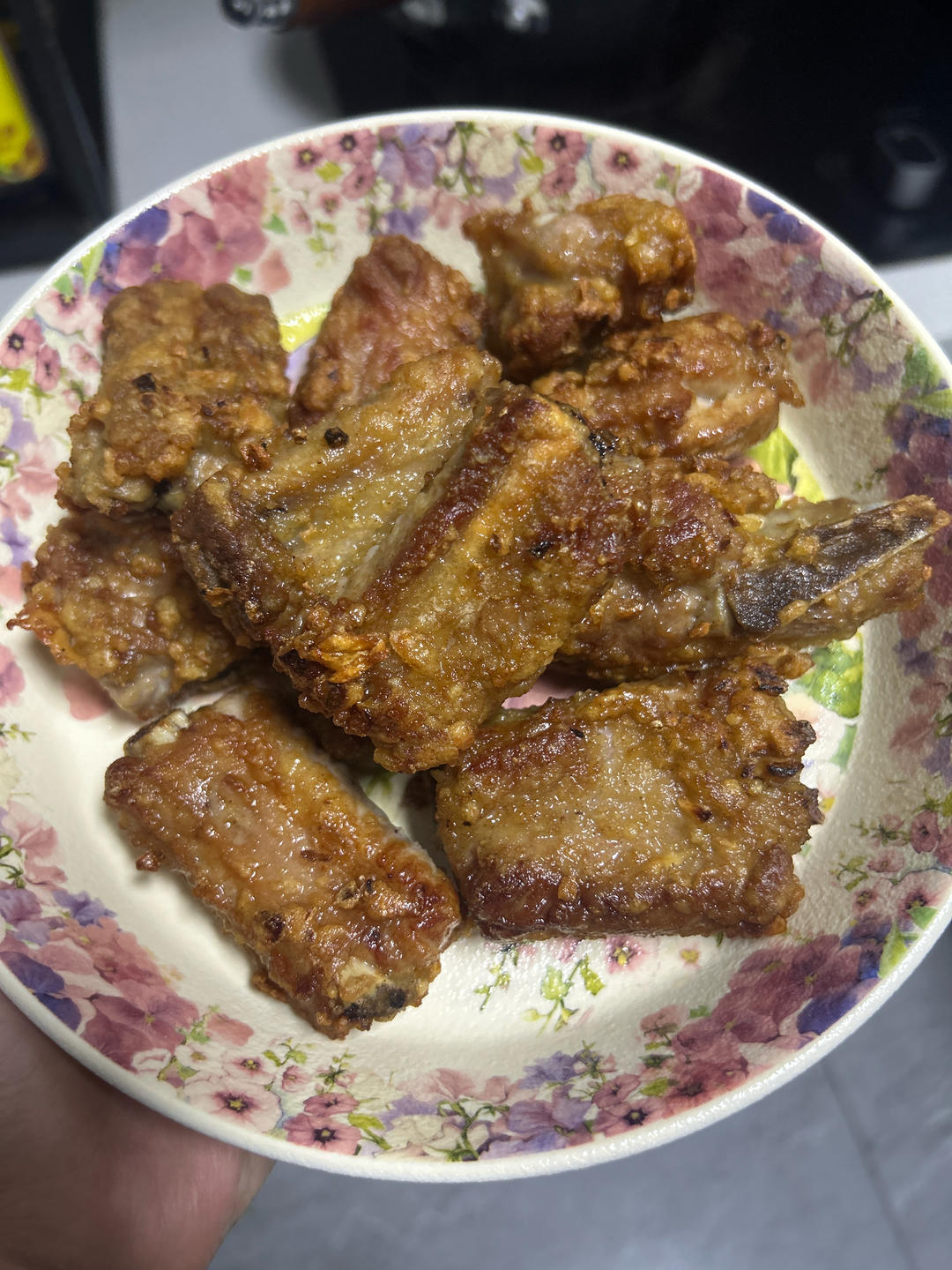 我家排骨从不红烧，加一些大蒜，出锅香喷喷，孩子吃完舔手指