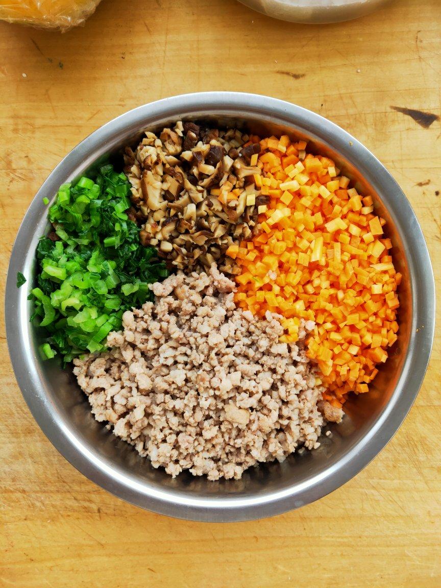 青菜香菇胡萝卜肉丁包子馅，青菜嘎嘣脆，秋冬来上一笼热腾腾的包子